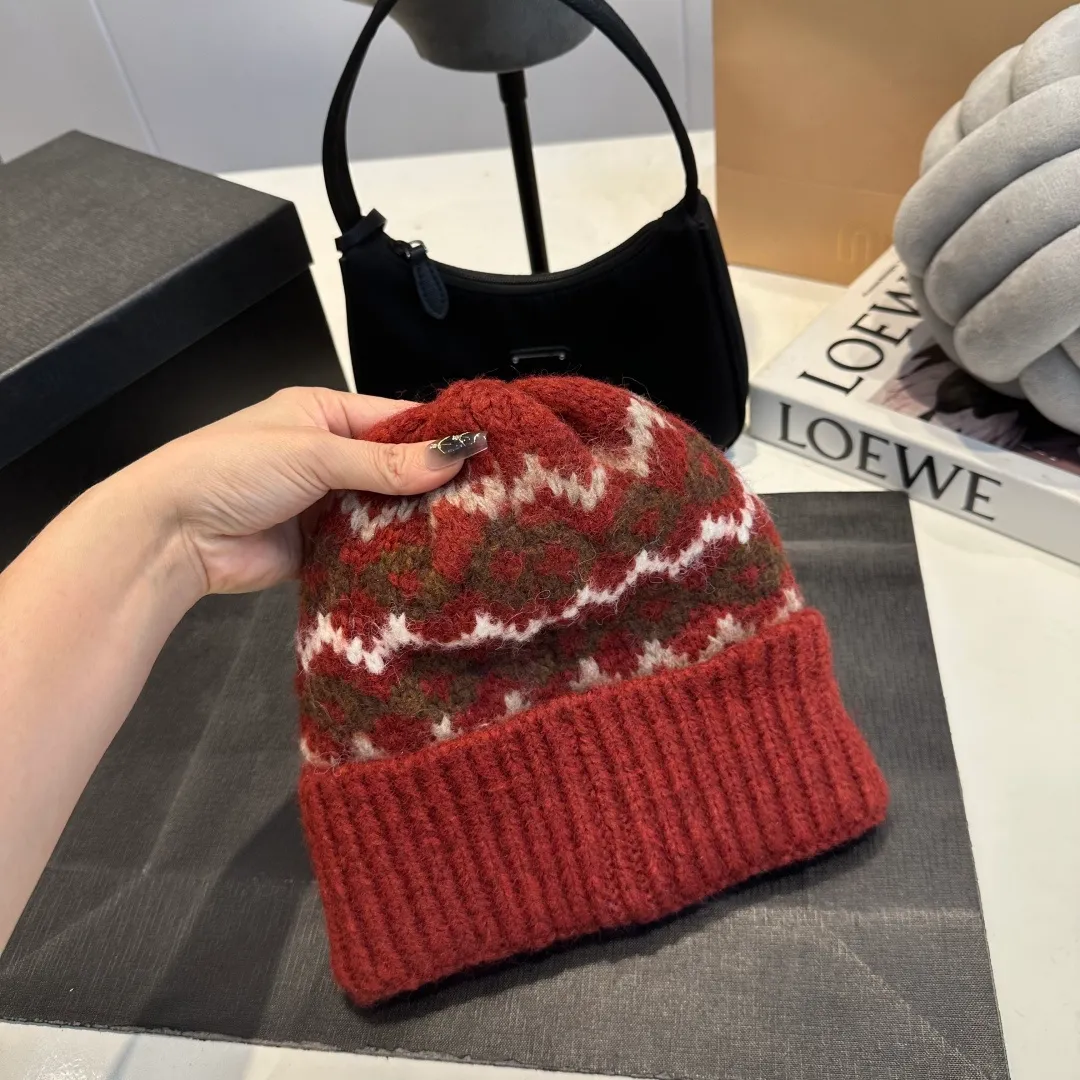 P70 LOEWE 💠Autumn and winter thick knitted beanie, available in multiple colors to suit all styles, love it so much❗️ 💟💟Striped thick knitted hat satisfies my fantasy of knitted hats〰️ High-looking ins thick knitted beanie, versatile and loose, showing off your face!