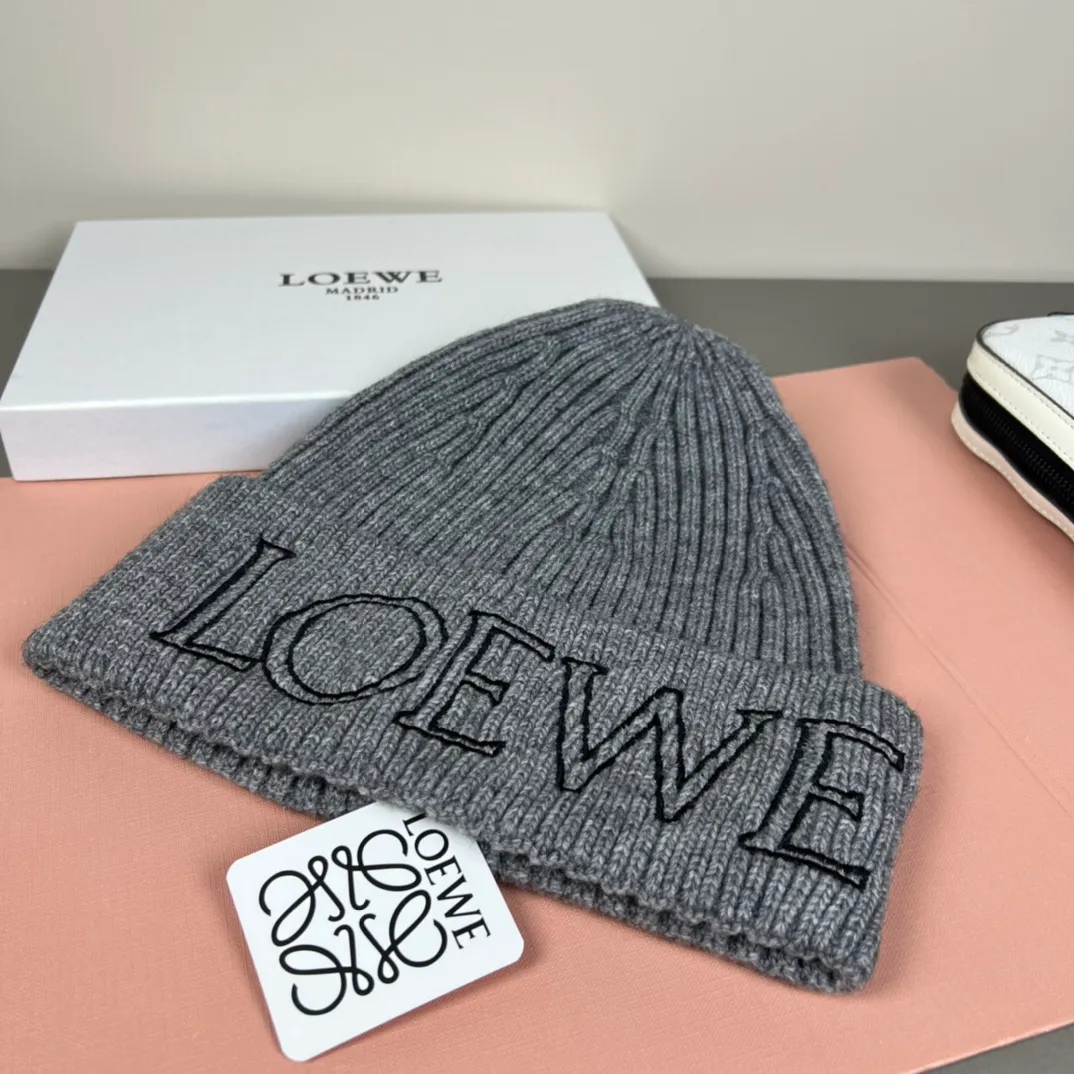 60💰 Classic knitted hat from loewe official website! Xiaohongshu’s hottest selling item! Dress well! The same style for men and women, thicker and warmer, fashionable and popular 🌸First-class quality, the best brand for warmth in autumn and winter, order now, limited edition