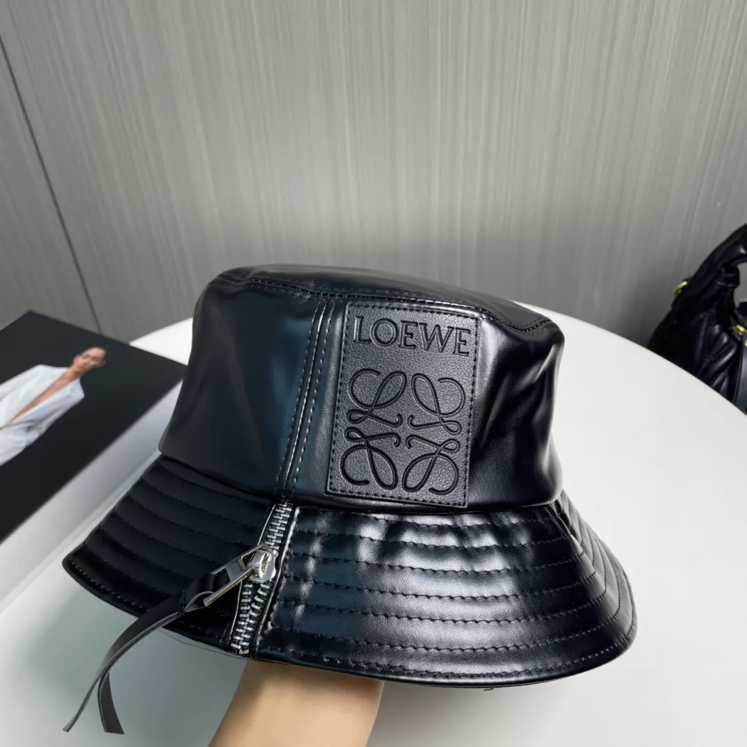 P70 LOEWE's new patchwork zipper lambskin bucket hat. This bucket hat is made of rich textured lambskin. The zipper detail on the brim brings a modern twist, and the patchwork adds a touch of recognition, helping you easily create a modern and fashionable look.