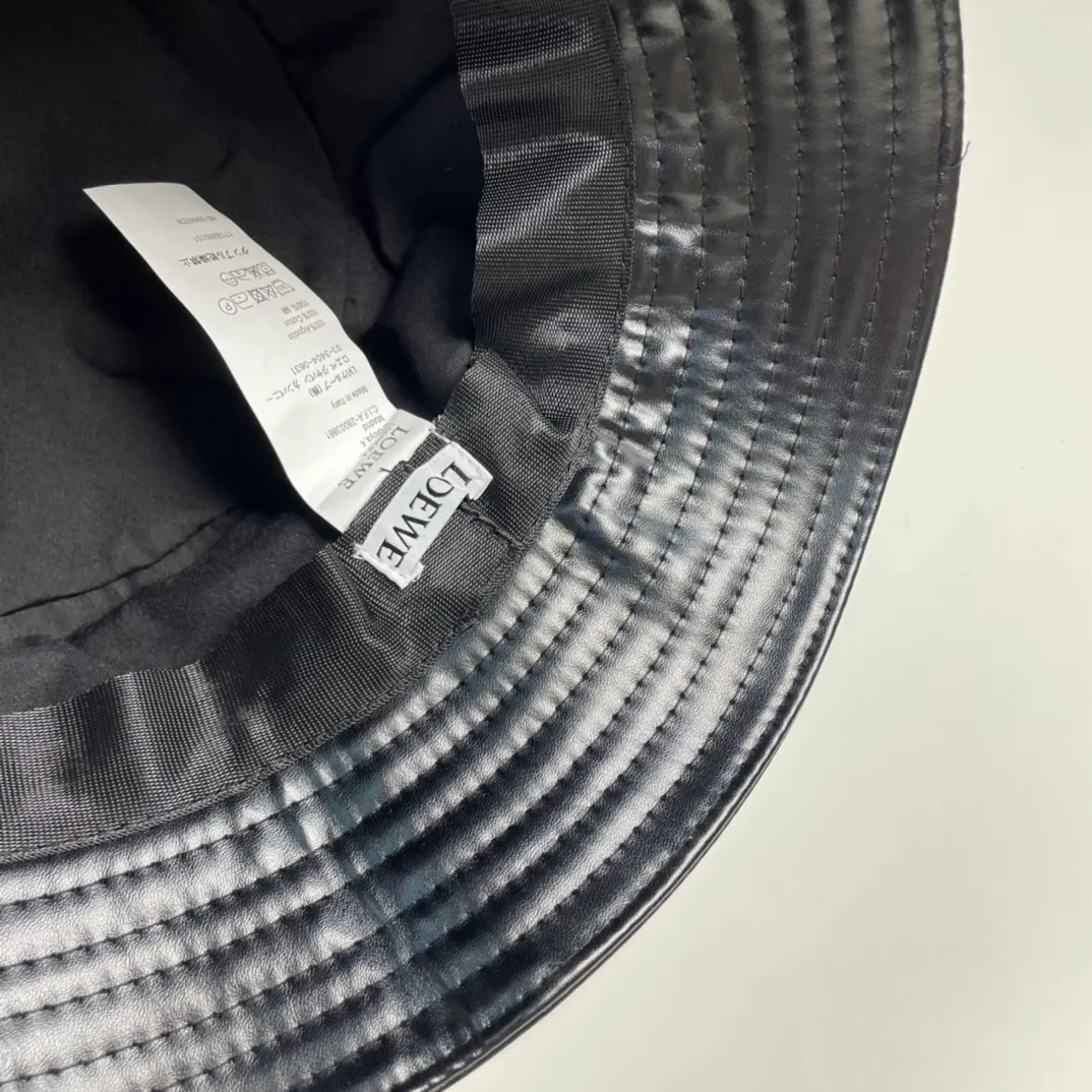 P70 LOEWE's new patchwork zipper lambskin bucket hat. This bucket hat is made of rich textured lambskin. The zipper detail on the brim brings a modern twist, and the patchwork adds a touch of recognition, helping you easily create a modern and fashionable look.