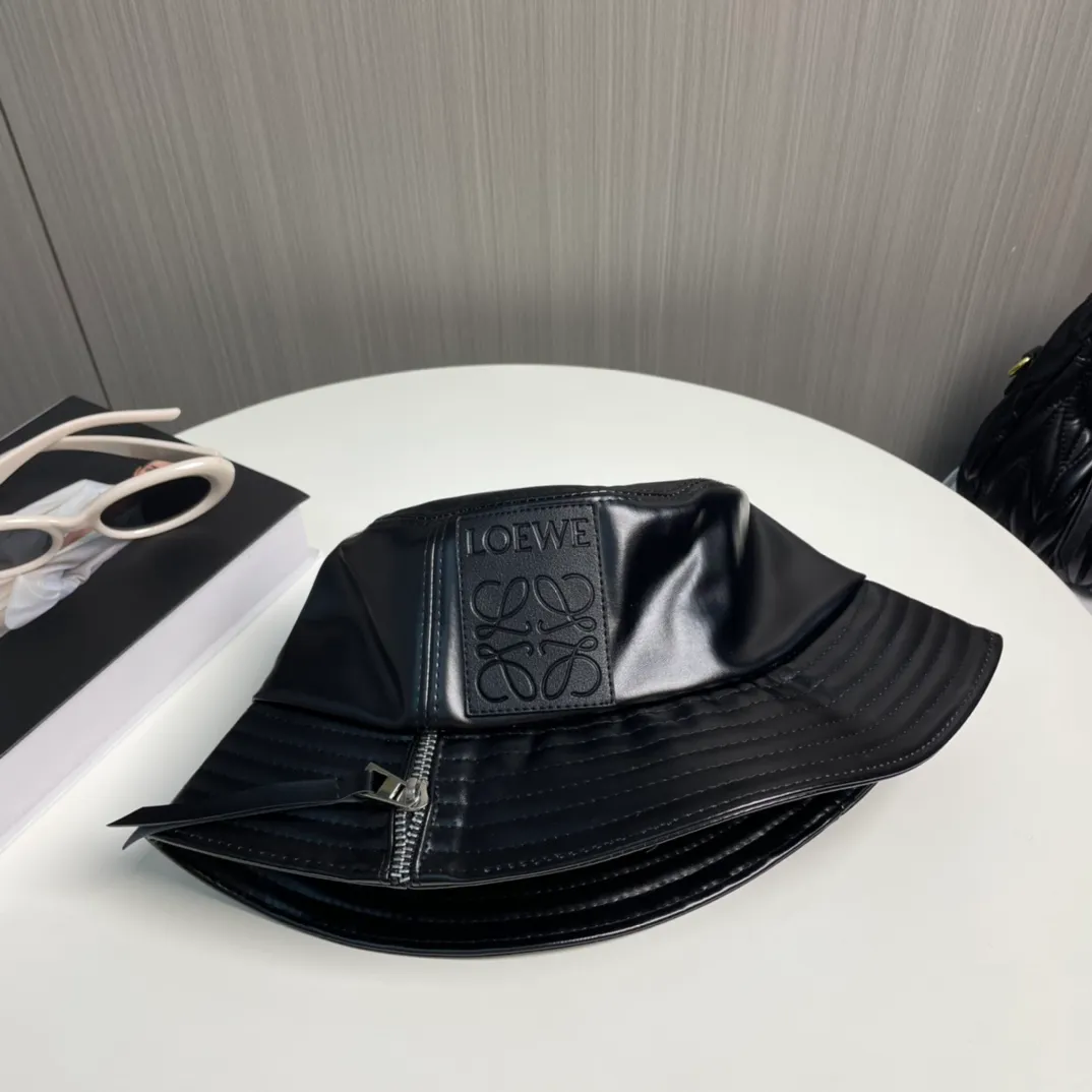 P70 LOEWE's new patchwork zipper lambskin bucket hat. This bucket hat is made of rich textured lambskin. The zipper detail on the brim brings a modern twist, and the patchwork adds a touch of recognition, helping you easily create a modern and fashionable look.