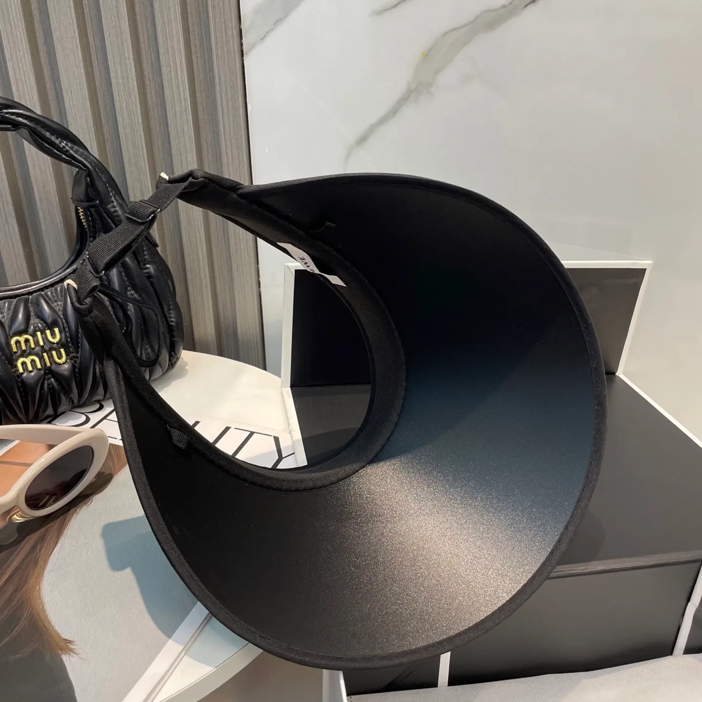 P50 LOEWE's new hollow-top hat is a sun hat you'll fall in love with at first glance. In summer, you need a unique hat to reduce eye pressure. This elegant hollow-top hat is very suitable!