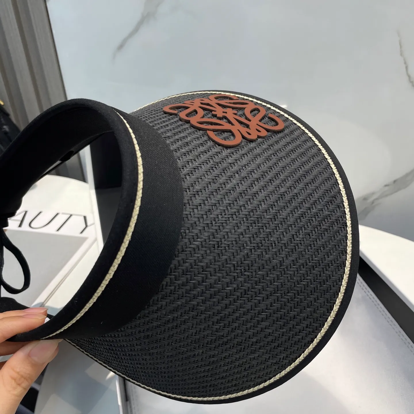 P50 LOEWE's new hollow-top hat is a sun hat you'll fall in love with at first glance. In summer, you need a unique hat to reduce eye pressure. This elegant hollow-top hat is very suitable!