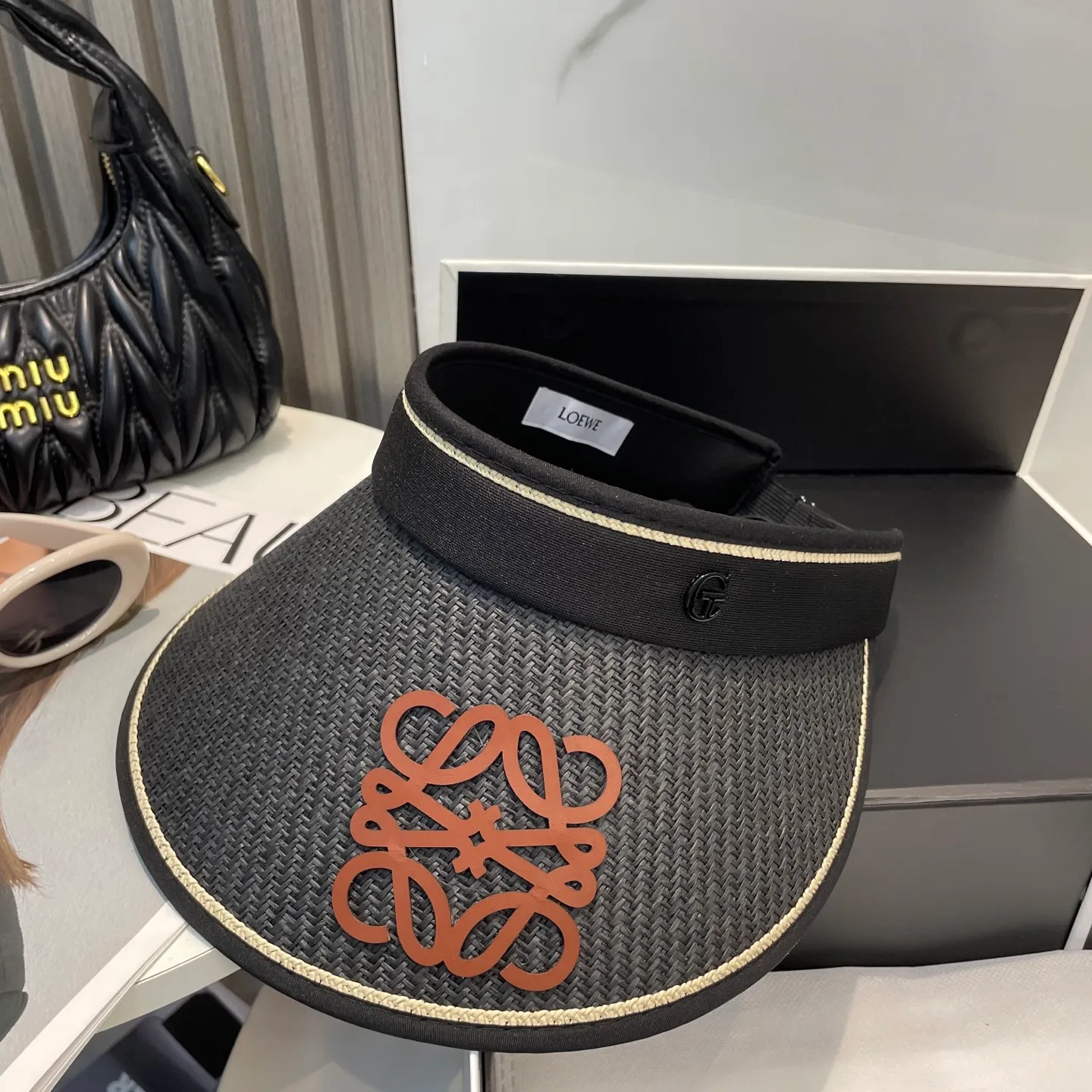 P50 LOEWE's new hollow-top hat is a sun hat you'll fall in love with at first glance. In summer, you need a unique hat to reduce eye pressure. This elegant hollow-top hat is very suitable!