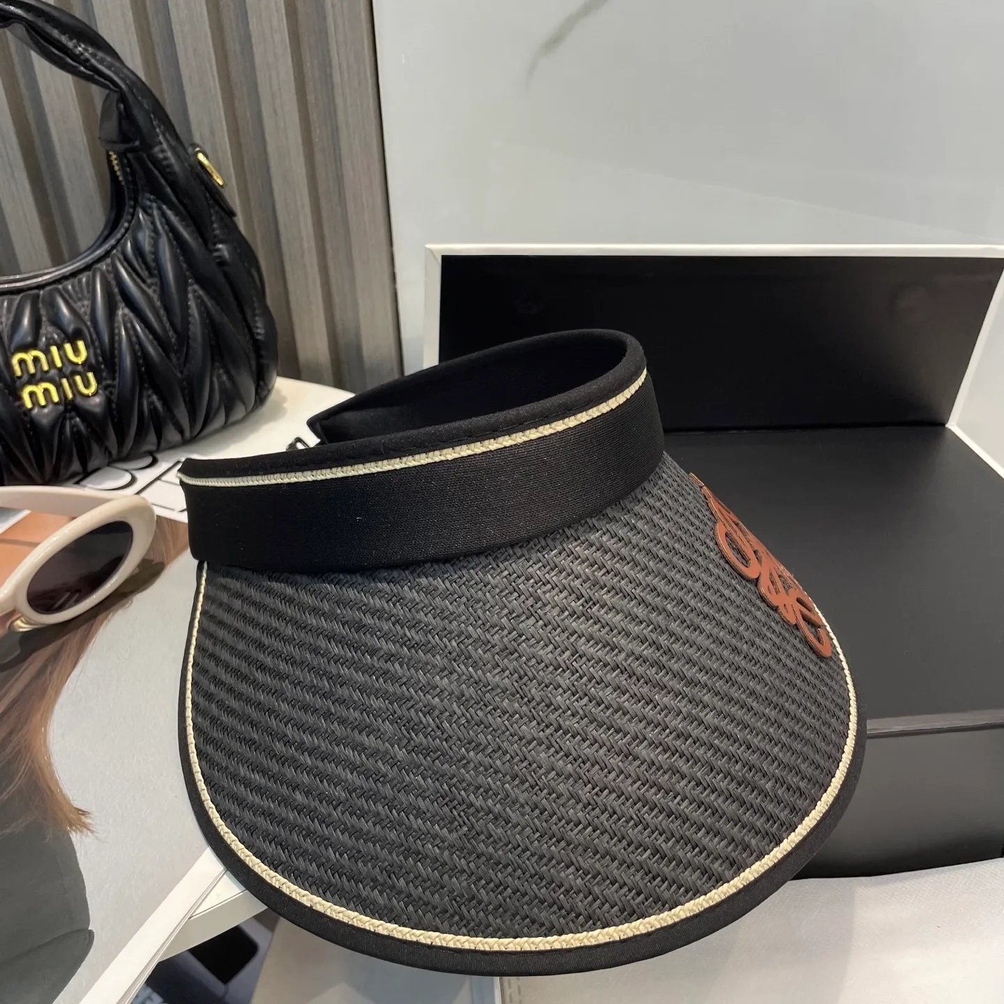 P50 LOEWE's new hollow-top hat is a sun hat you'll fall in love with at first glance. In summer, you need a unique hat to reduce eye pressure. This elegant hollow-top hat is very suitable!