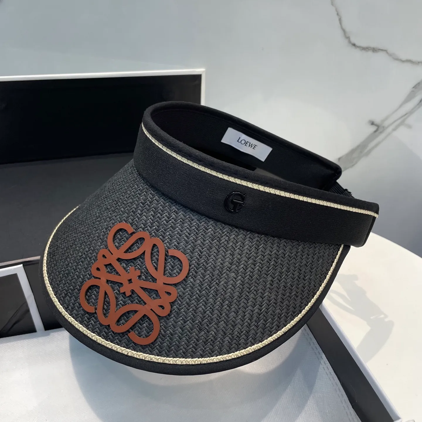 P50 LOEWE's new hollow-top hat is a sun hat you'll fall in love with at first glance. In summer, you need a unique hat to reduce eye pressure. This elegant hollow-top hat is very suitable!