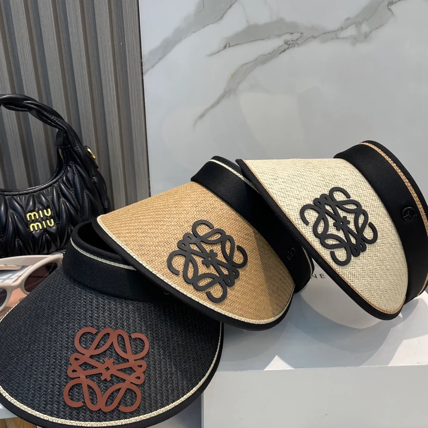 P50 LOEWE's new hollow-top hat is a sun hat you'll fall in love with at first glance. In summer, you need a unique hat to reduce eye pressure. This elegant hollow-top hat is very suitable!