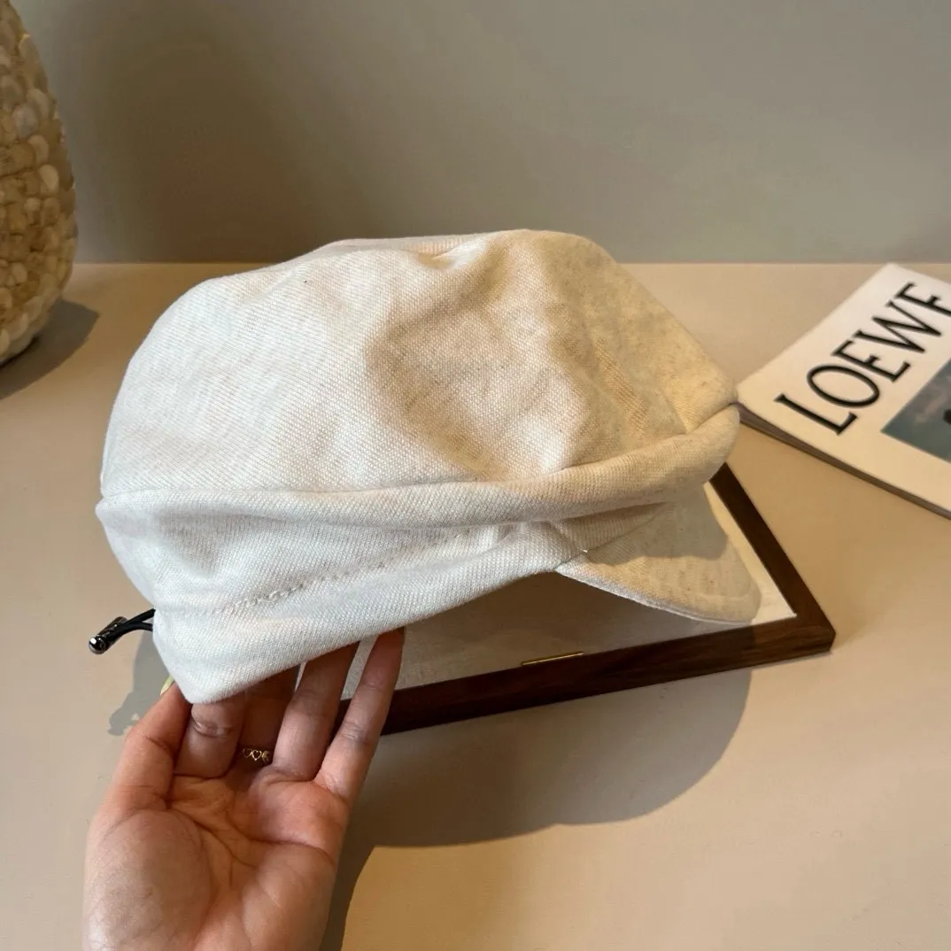 💰100¥ Loewe Autumn Painter's Cap, adjustable with elastic band at the back, suitable for any face shape