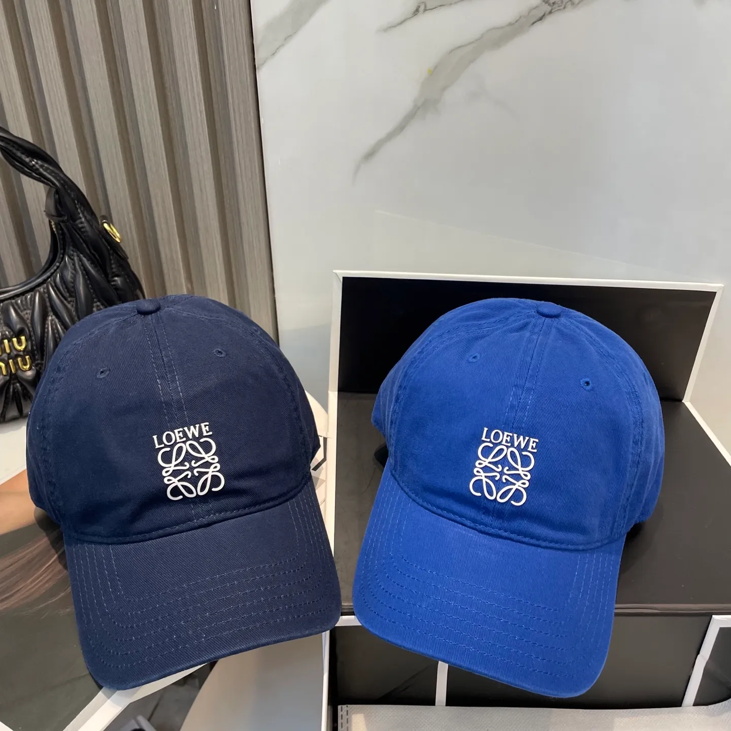 P54 dust bag 👒LOEWE👒LOEWE's new original design baseball cap🧢Super good texture, standard external line positioning, fine workmanship, simple and elegant, low price and high volume!