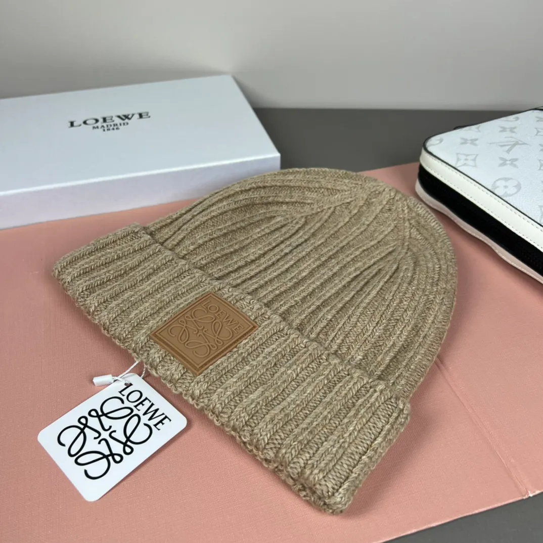 60💰 Classic knitted hat from loewe official website! Xiaohongshu’s hottest selling item! Dress well! The same style for men and women, thicker and warmer, fashionable and popular 🌸First-class quality, the best brand for warmth in autumn and winter, order now, limited edition