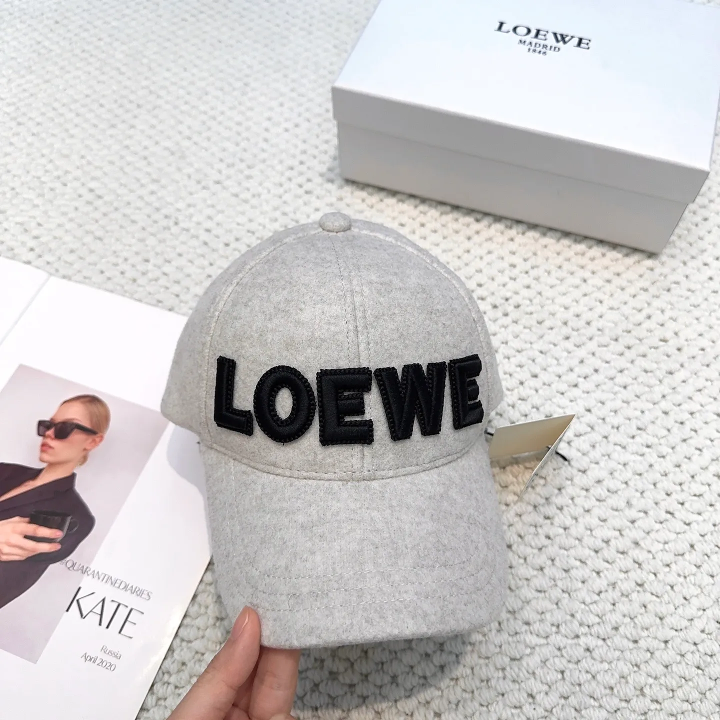 P70 🧢Loewe~New autumn and winter baseball cap🧢, simple embroidered classic logo, super texture👍, exquisite big-name style, a must-have artifact for goddesses, couple style