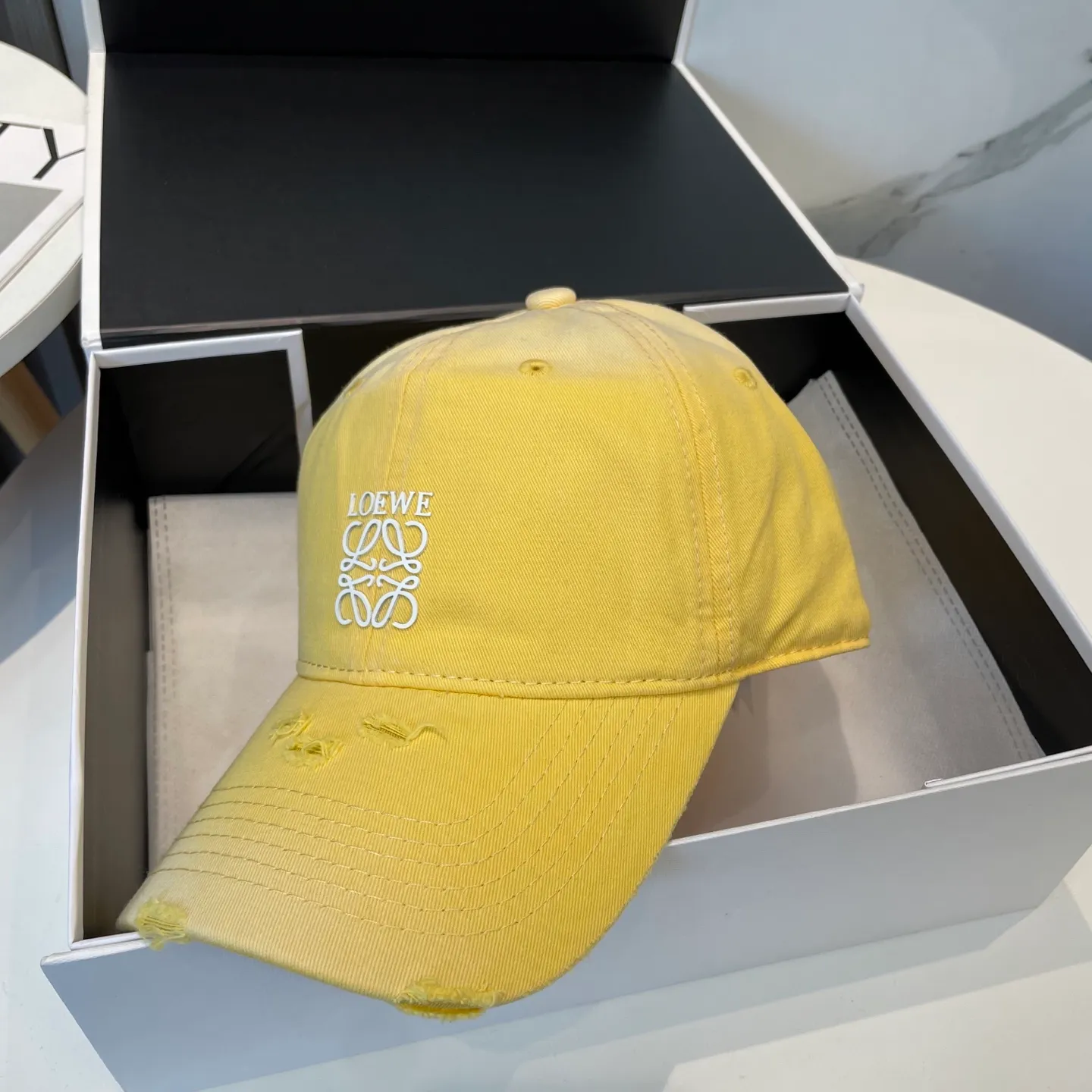 P50 dust bag 👒LOEWE👒LOEWE gradient color new original original design baseball cap🧢Super good texture, standard external line positioning, fine workmanship, simple and elegant, low price and high volume!