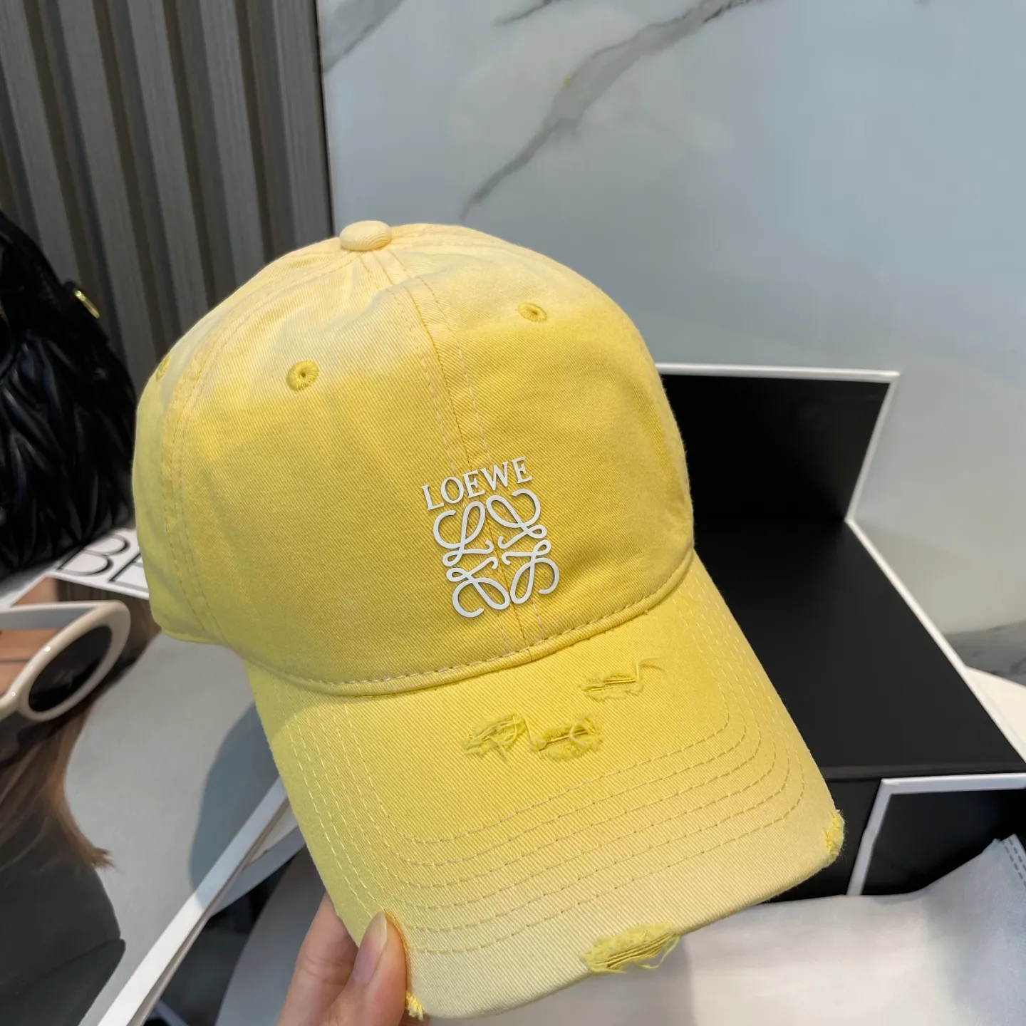 P50 dust bag 👒LOEWE👒LOEWE gradient color new original original design baseball cap🧢Super good texture, standard external line positioning, fine workmanship, simple and elegant, low price and high volume!