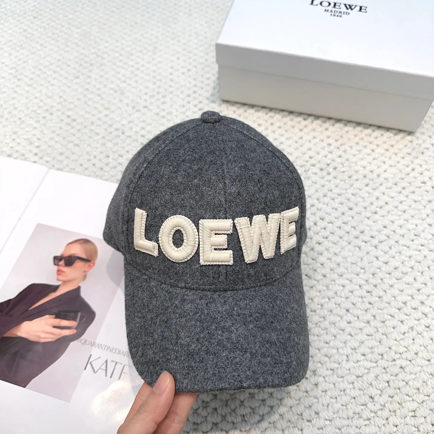 P70 🧢Loewe~New autumn and winter baseball cap🧢, simple embroidered classic logo, super texture👍, exquisite big-name style, a must-have artifact for goddesses, couple style