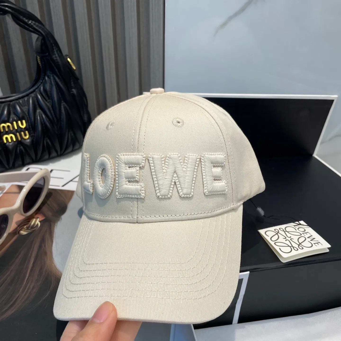 P70 🧢Loewe~New baseball cap🧢, simple embroidered classic logo, super texture👍, exquisite big-name style, a must-have artifact for goddesses, couple style