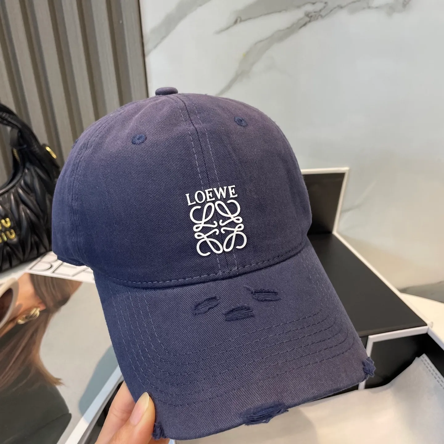 P60 dust bag 👒LOEWE👒LOEWE gradient color new original original design baseball cap🧢Super good texture, standard external line positioning, fine workmanship, simple and elegant, low price and high volume!