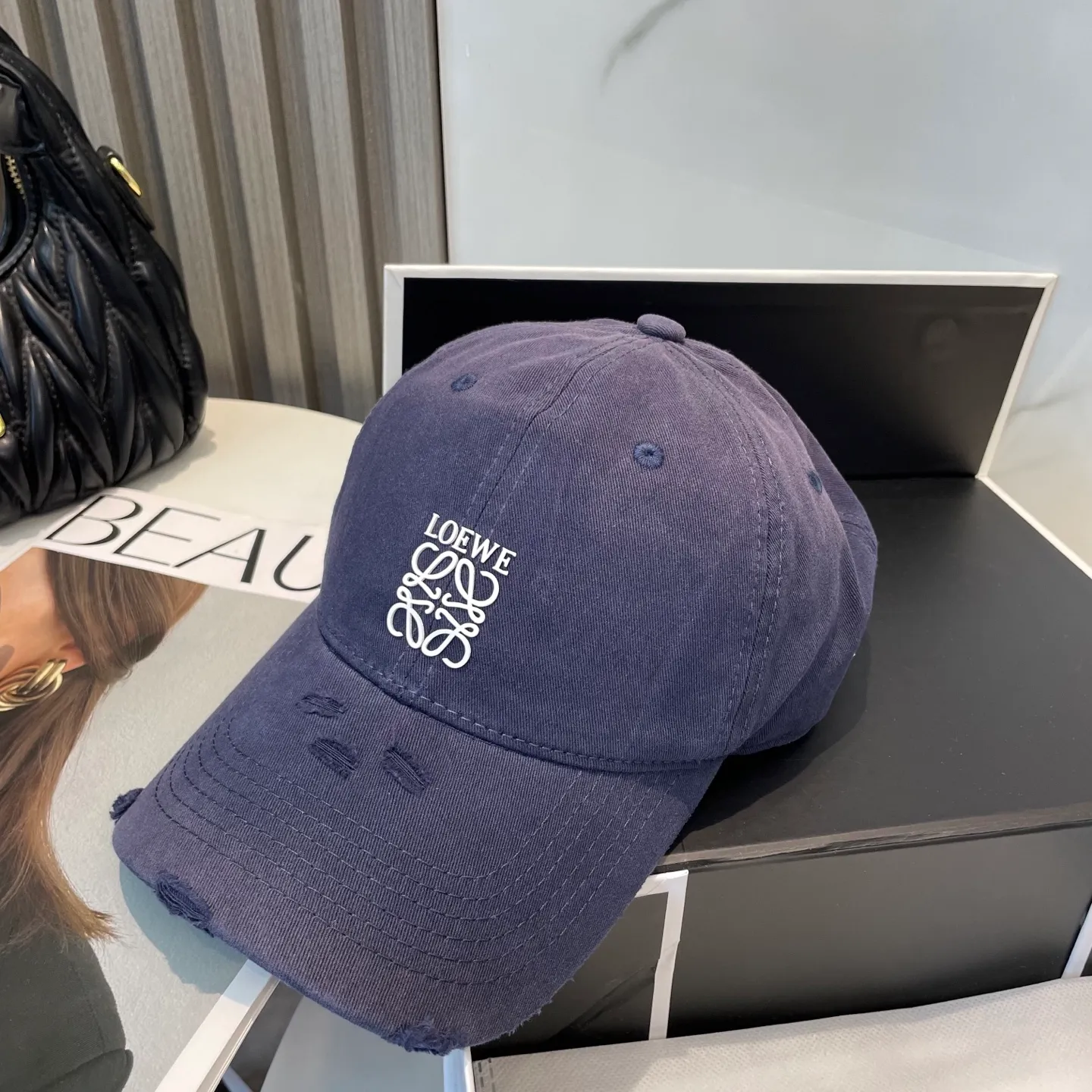 P60 dust bag 👒LOEWE👒LOEWE gradient color new original original design baseball cap🧢Super good texture, standard external line positioning, fine workmanship, simple and elegant, low price and high volume!