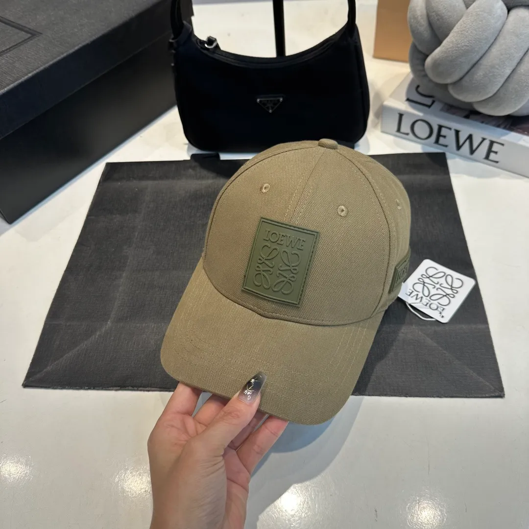 P56 LOEWE new original original design baseball cap🧢Super good texture, standard external line positioning, fine workmanship, simple and elegant, low price and popular!