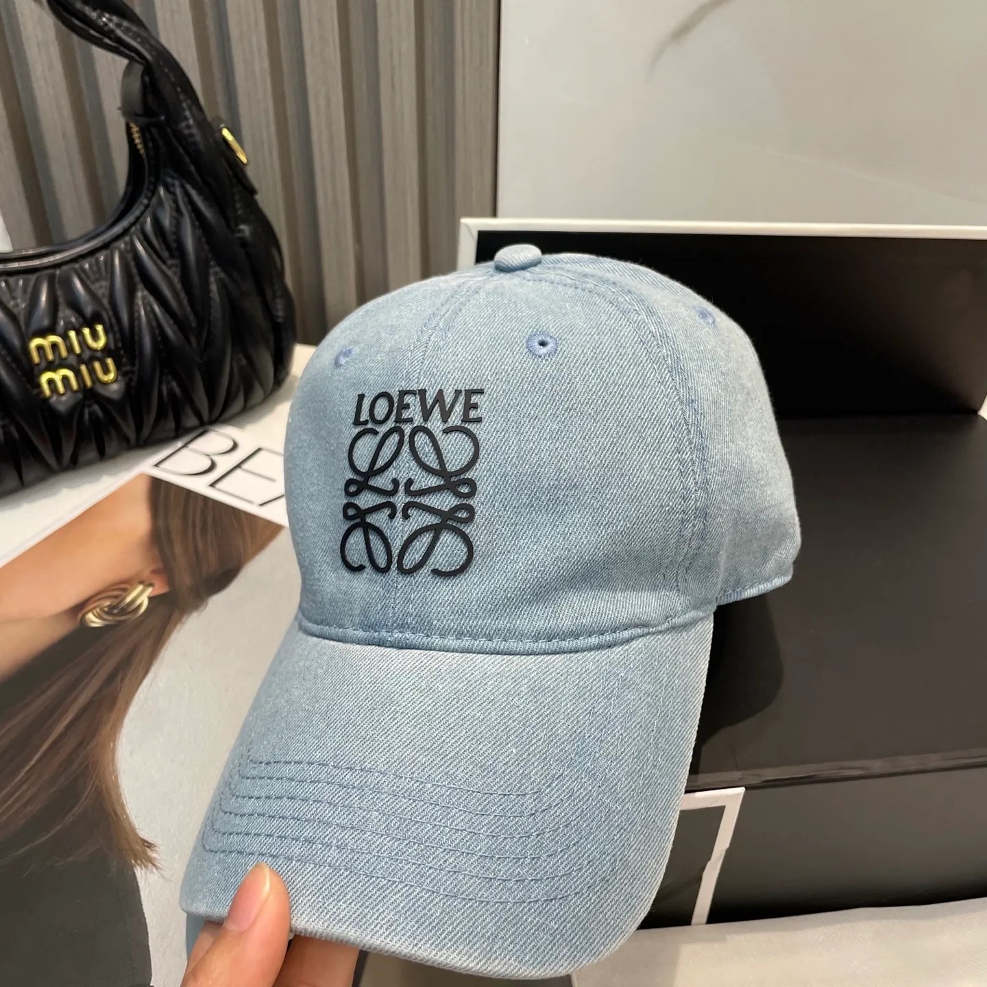 P66 Loewe Loewe's new washed and distressed denim baseball cap. Newly launched washed denim series, casual and versatile wardrobe matching artifact.