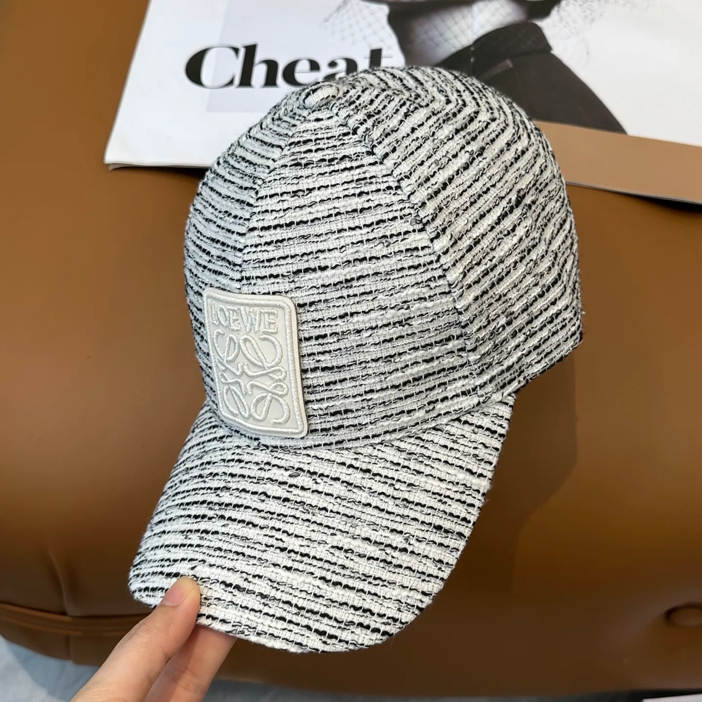 P60 Loewe's new autumn/winter baseball cap is a good-looking, sun-blocking and wind-blocking all-season model. You can wear it with your eyes closed and it won't look out of place! The fit is quite wide and the fabric is very good.