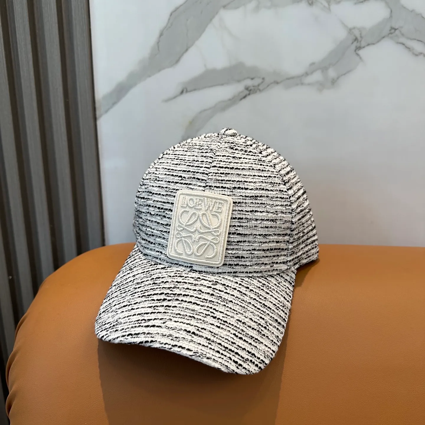 P60 Loewe's new autumn/winter baseball cap is a good-looking, sun-blocking and wind-blocking all-season model. You can wear it with your eyes closed and it won't look out of place! The fit is quite wide and the fabric is very good.