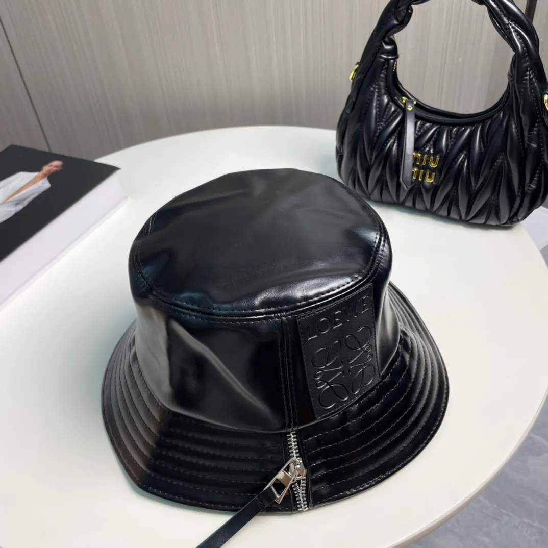 P80 LOEWE's new patchwork zipper lambskin bucket hat. This bucket hat is made of rich textured lambskin. The zipper detail on the brim brings a modern twist, and the patchwork adds a touch of recognition, helping you easily create a modern and fashionable look.