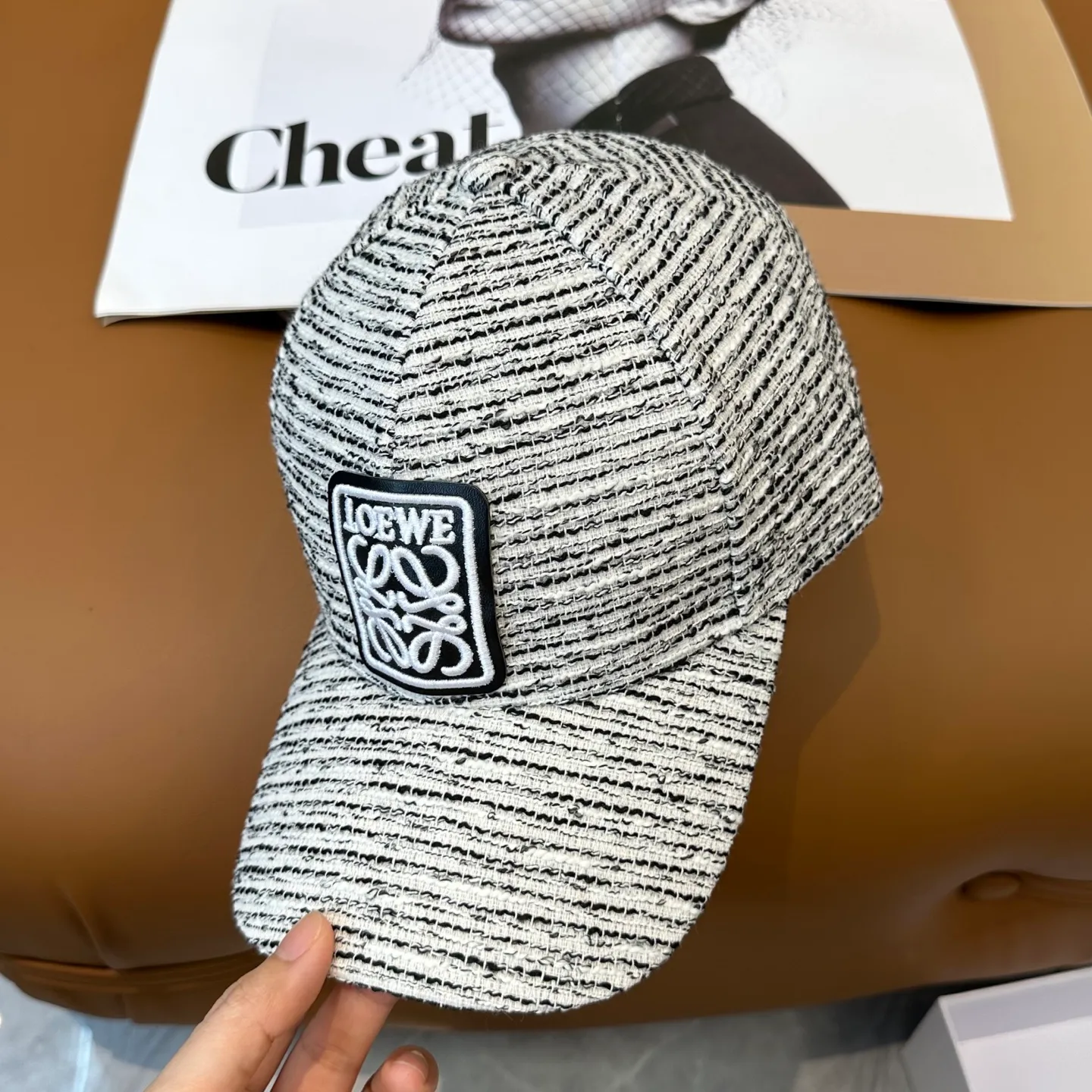 P60 Loewe's new autumn/winter baseball cap is a good-looking, sun-blocking and wind-blocking all-season model. You can wear it with your eyes closed and it won't look out of place! The fit is quite wide and the fabric is very good.