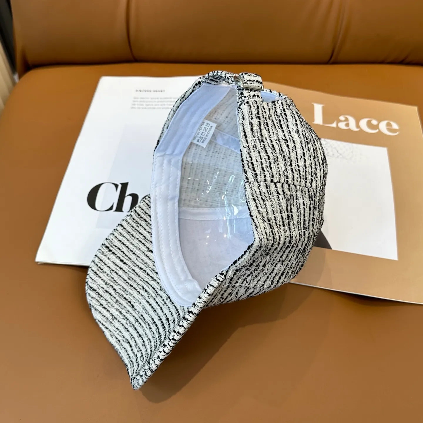 P60 Loewe's new autumn/winter baseball cap is a good-looking, sun-blocking and wind-blocking all-season model. You can wear it with your eyes closed and it won't look out of place! The fit is quite wide and the fabric is very good.