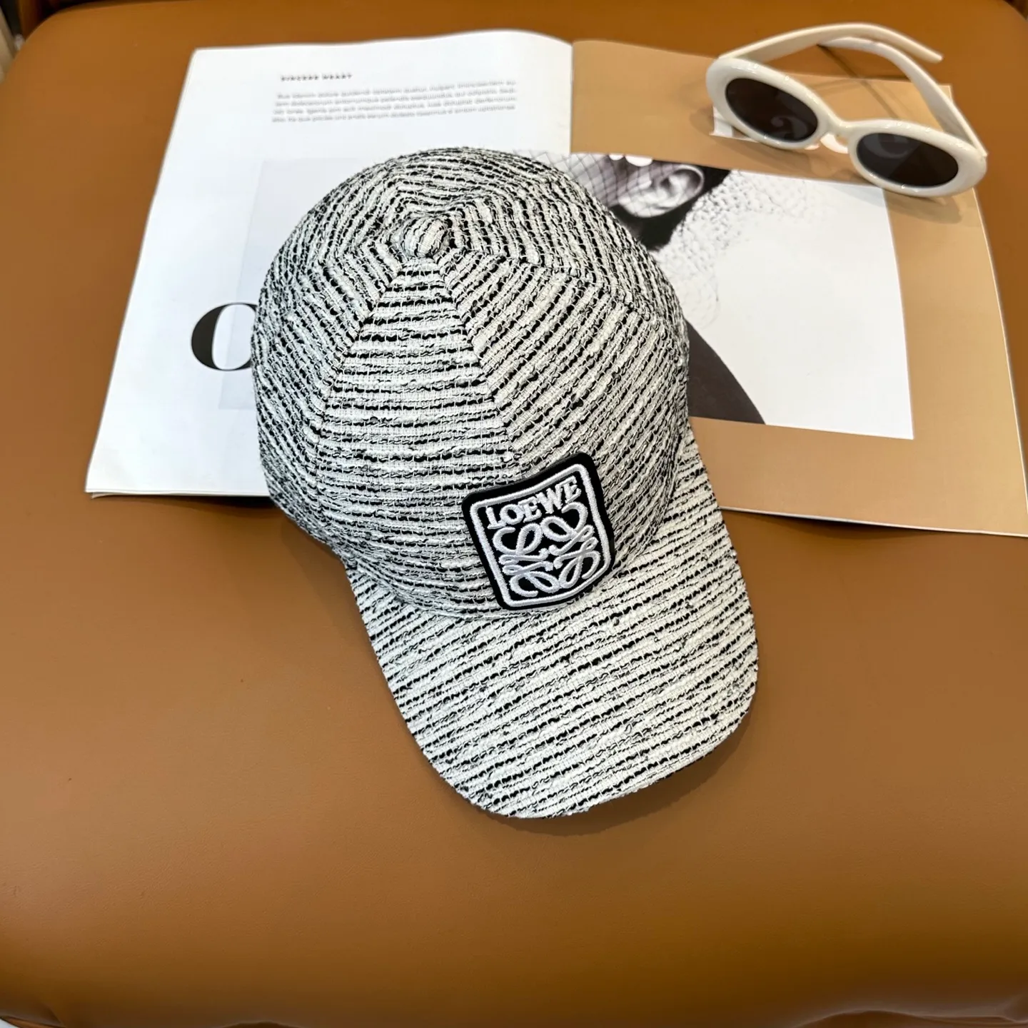 P60 Loewe's new autumn/winter baseball cap is a good-looking, sun-blocking and wind-blocking all-season model. You can wear it with your eyes closed and it won't look out of place! The fit is quite wide and the fabric is very good.