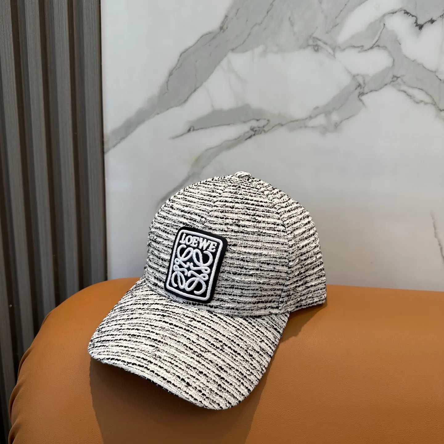 P60 Loewe's new autumn/winter baseball cap is a good-looking, sun-blocking and wind-blocking all-season model. You can wear it with your eyes closed and it won't look out of place! The fit is quite wide and the fabric is very good.