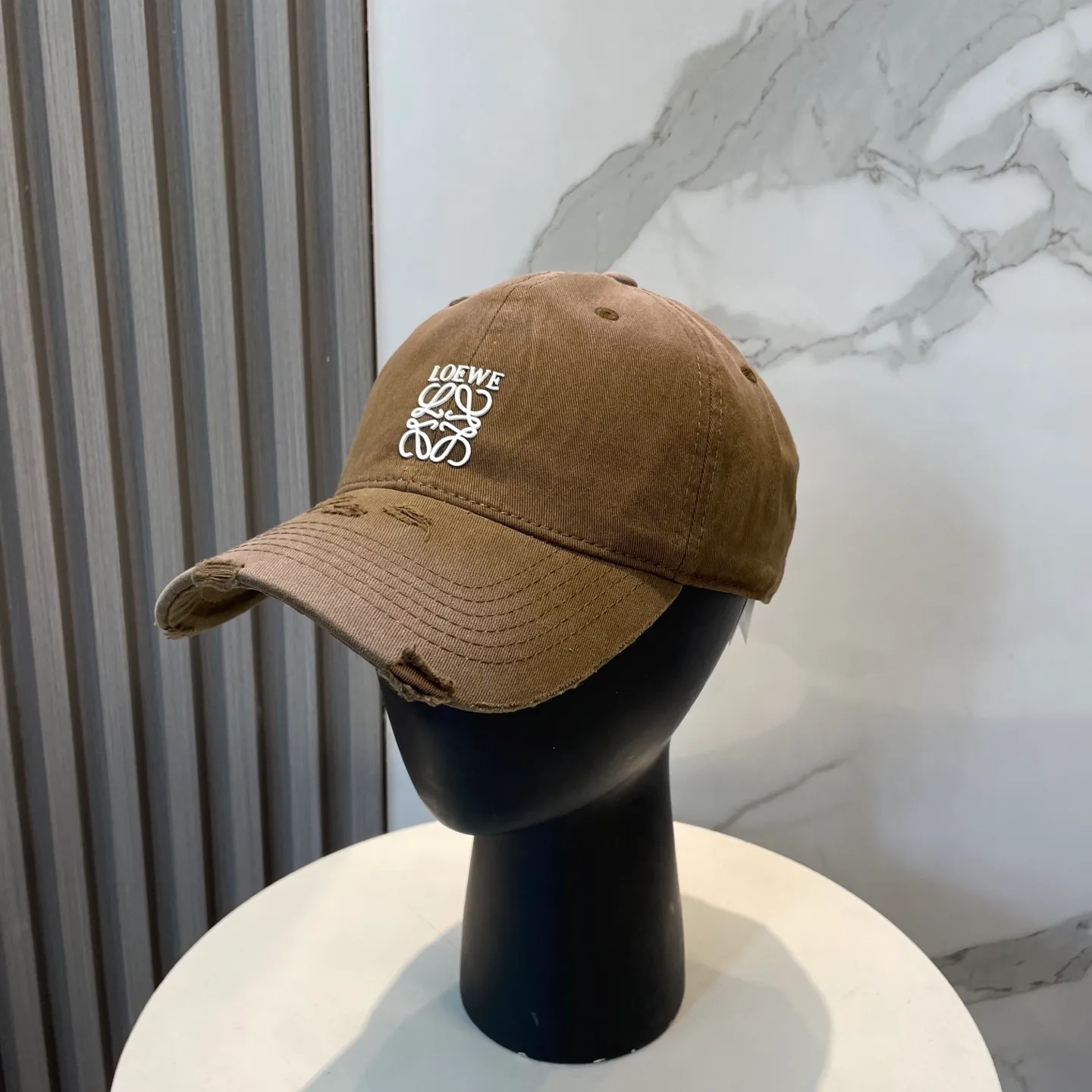 P50 dust bag 👒LOEWE👒LOEWE gradient color new original original design baseball cap🧢Super good texture, standard external line positioning, fine workmanship, simple and elegant, low price and high volume!