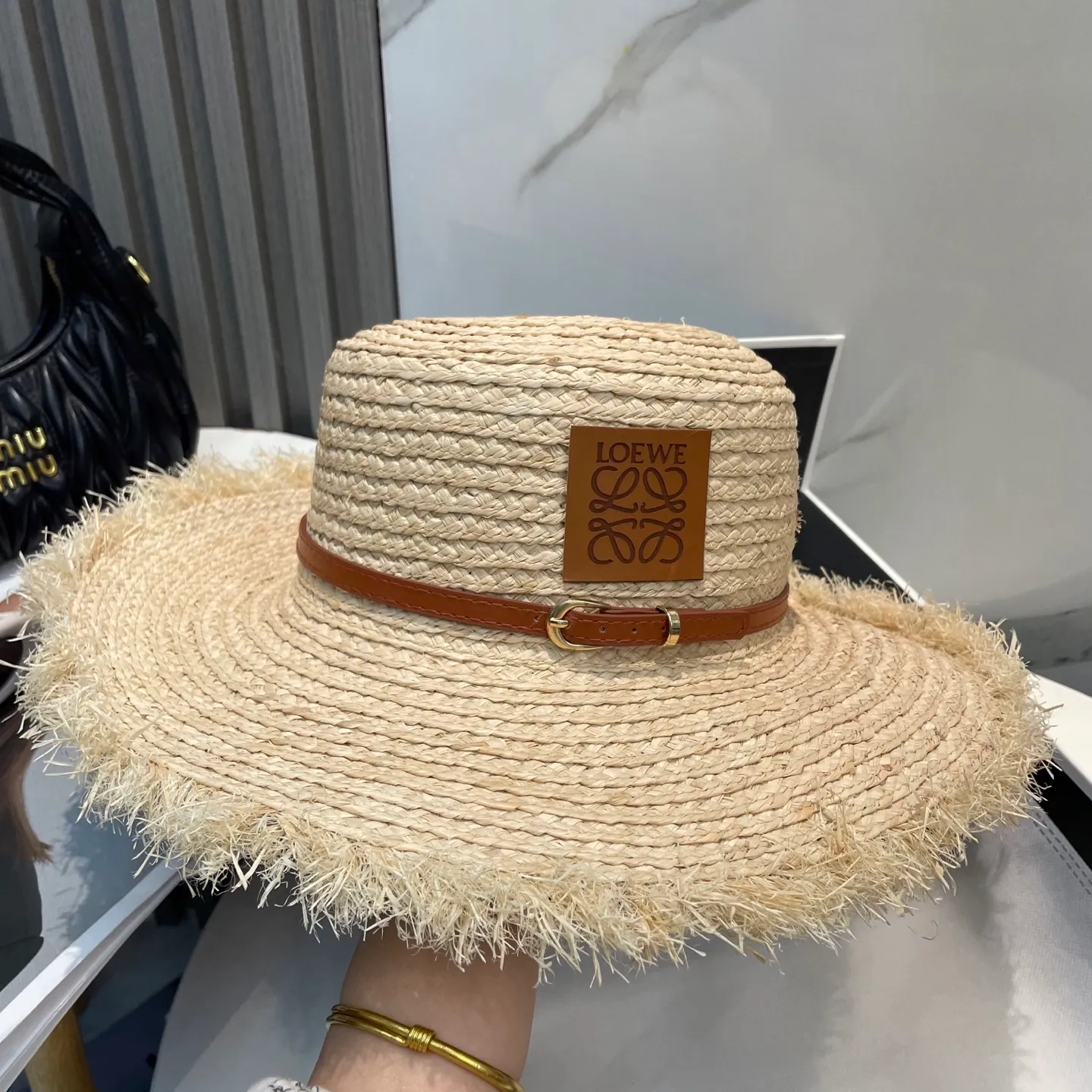 P90 LOEWE’s new product 💗 This hat with a big brim is super nice! ! The thief comes out with Loewe raffia large brim straw hat