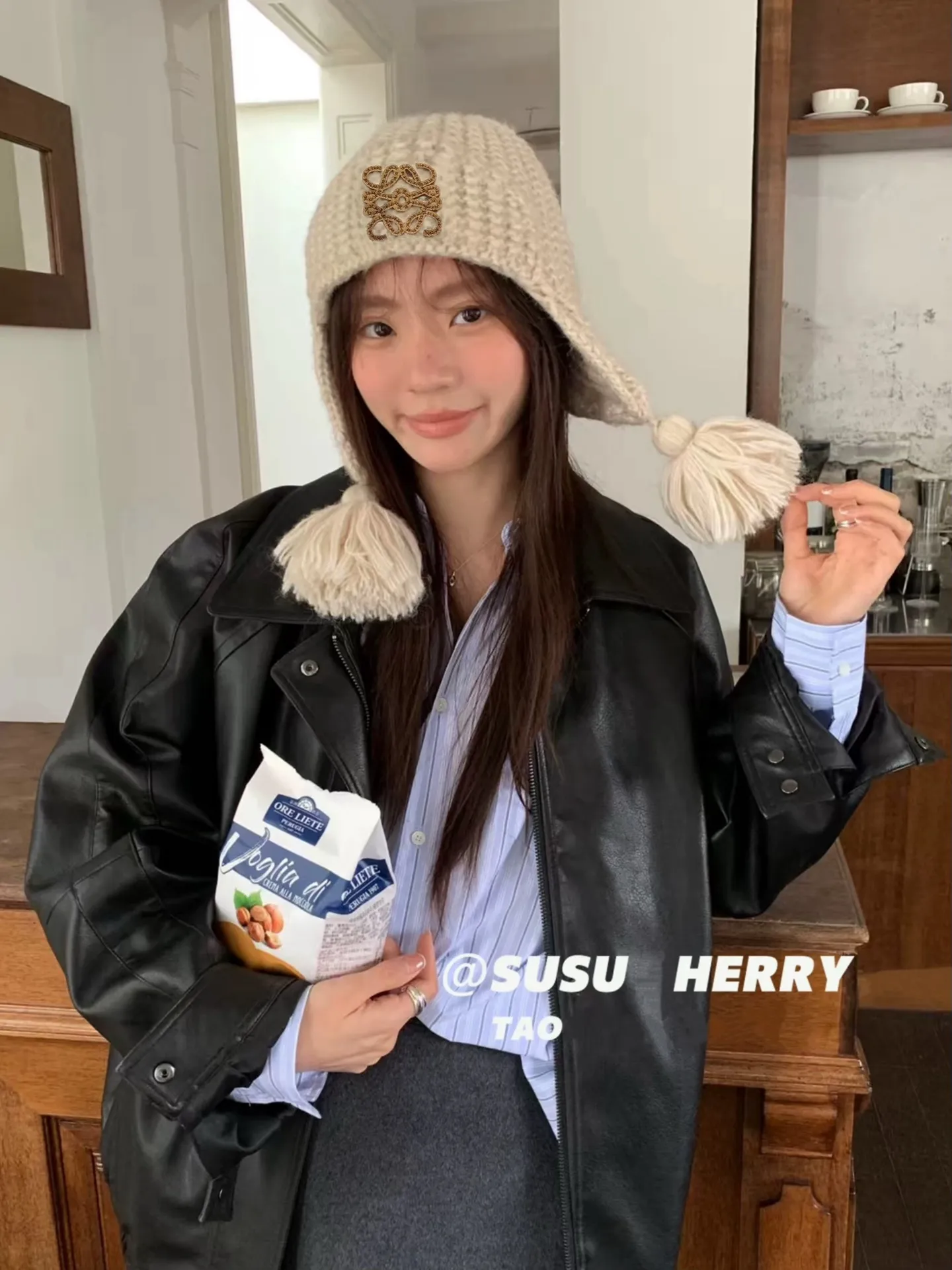 🆕25 new autumn and winter style ⚜️Loewe LOGO knitted ear protection hat 🛒High quality star internet celebrity same style ✨Beige Black Brown Blue