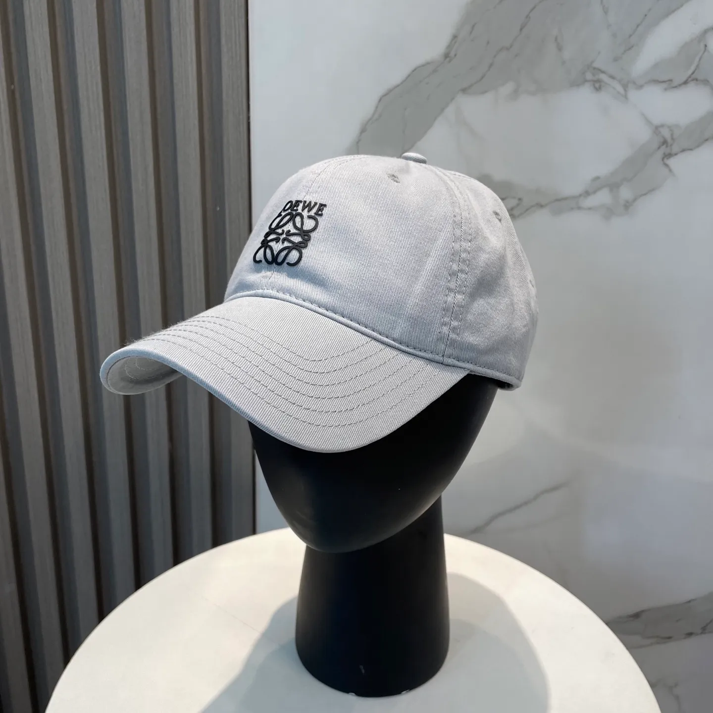 P54 dust bag 👒LOEWE👒LOEWE's new original design baseball cap🧢Super good texture, standard external line positioning, fine workmanship, simple and elegant, low price and high volume!