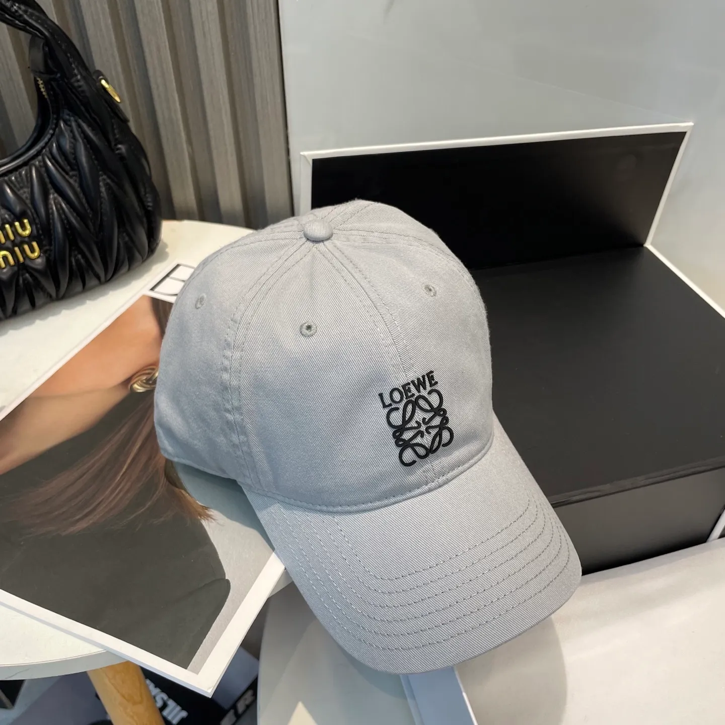 P54 dust bag 👒LOEWE👒LOEWE's new original design baseball cap🧢Super good texture, standard external line positioning, fine workmanship, simple and elegant, low price and high volume!