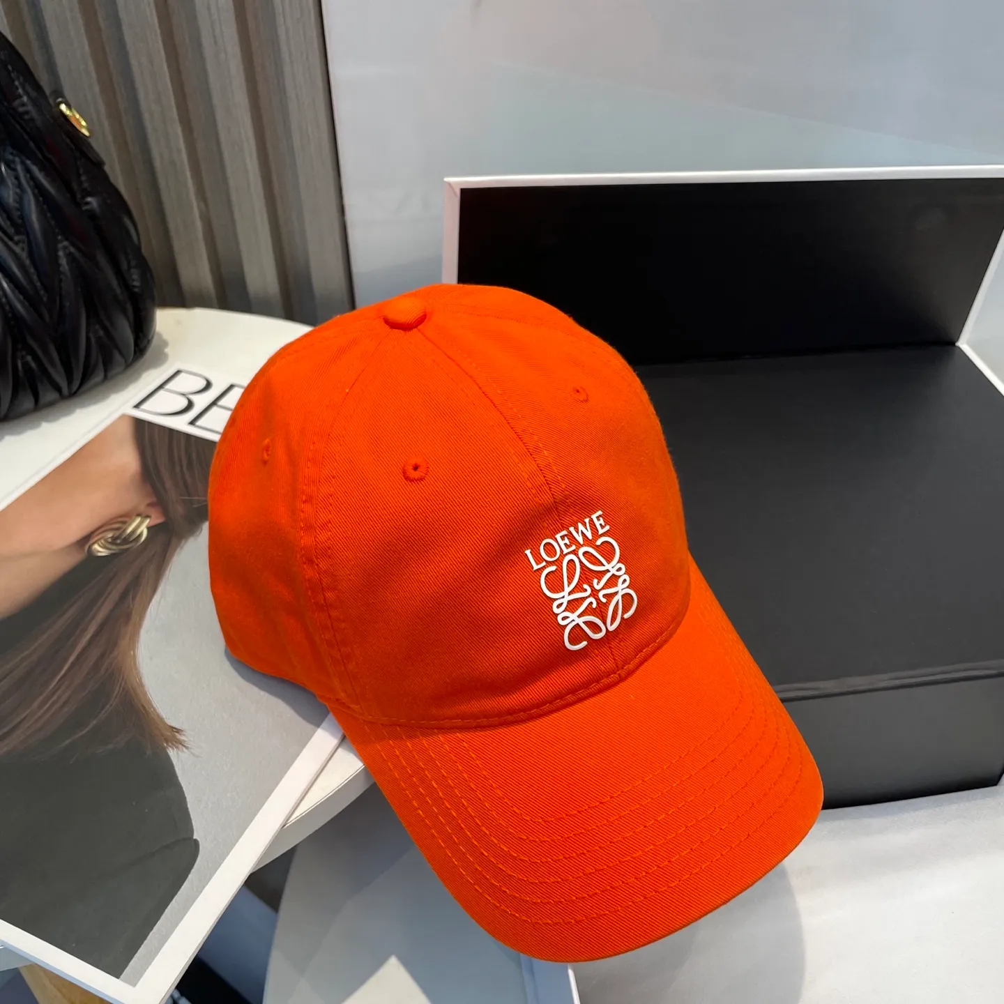 P54 dust bag 👒LOEWE👒LOEWE's new original design baseball cap🧢Super good texture, standard external line positioning, fine workmanship, simple and elegant, low price and high volume!
