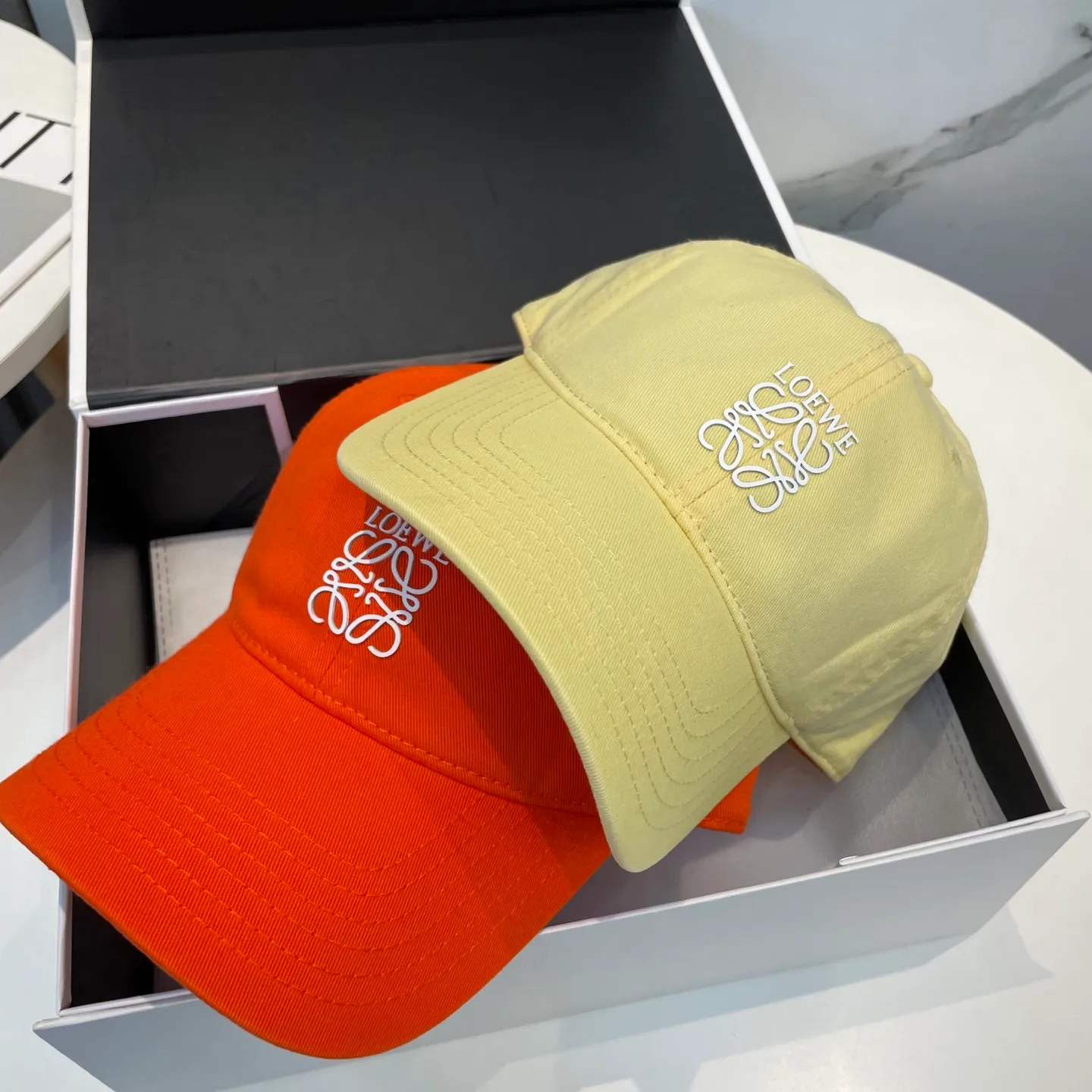 P54 dust bag 👒LOEWE👒LOEWE's new original design baseball cap🧢Super good texture, standard external line positioning, fine workmanship, simple and elegant, low price and high volume!