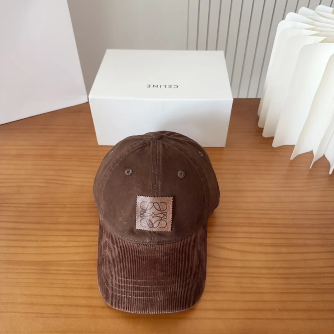 💰60 Loewe Baseball Cap is a good-looking, sun-blocking and wind-blocking all-season style, you can wear it with your eyes closed and it won’t look out of place! The fit is quite wide and the fabric is very good.