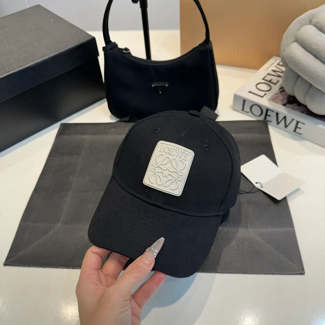 P56 🧢Loewe~New baseball cap🧢, simple embroidered classic logo, super texture👍, exquisite big-name style, a must-have artifact for goddesses, couple style