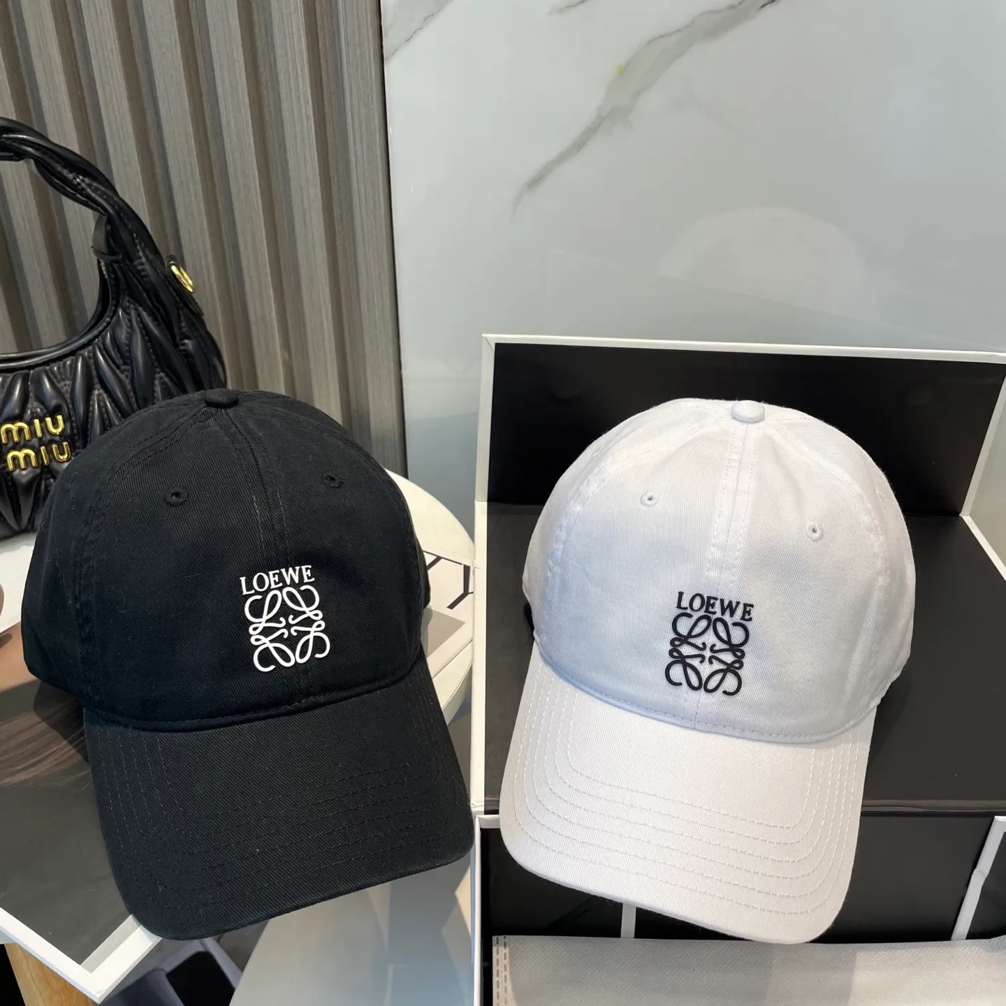 P54 dust bag 👒LOEWE👒LOEWE's new original design baseball cap🧢Super good texture, standard external line positioning, fine workmanship, simple and elegant, low price and high volume!