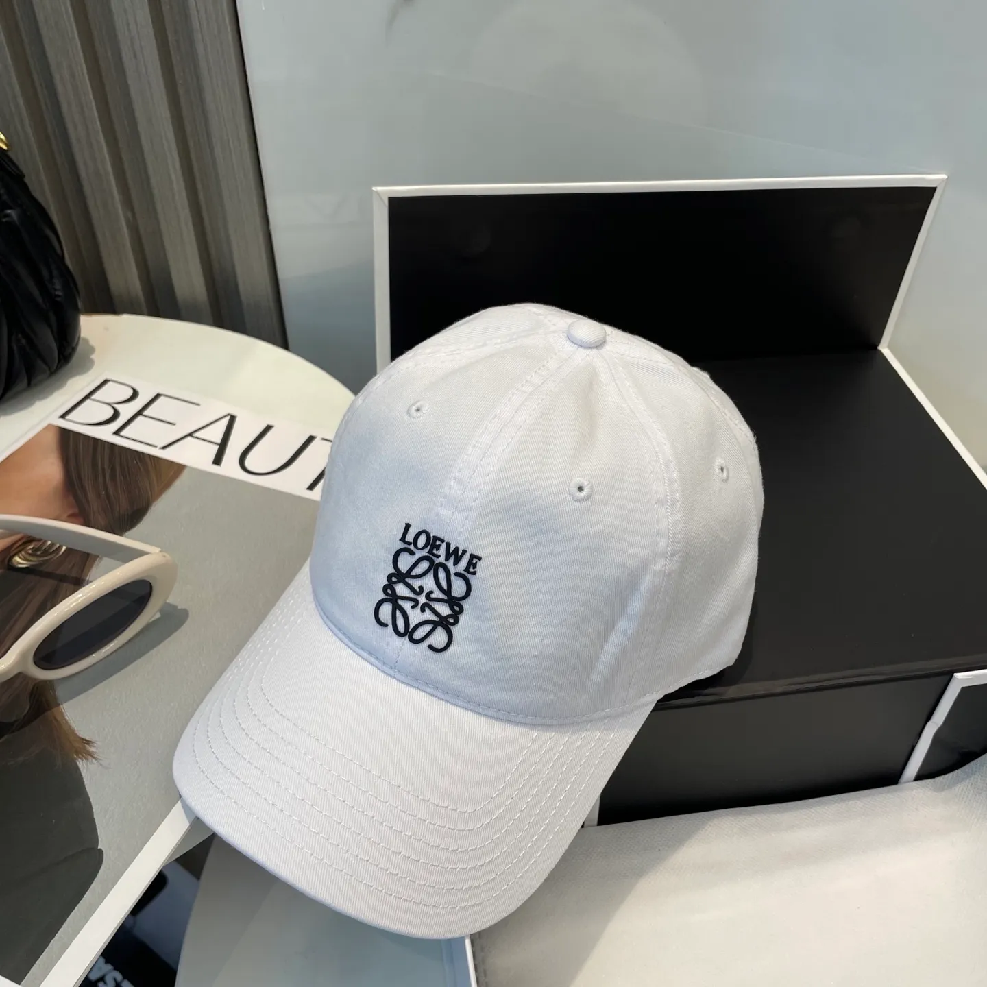 P54 dust bag 👒LOEWE👒LOEWE's new original design baseball cap🧢Super good texture, standard external line positioning, fine workmanship, simple and elegant, low price and high volume!
