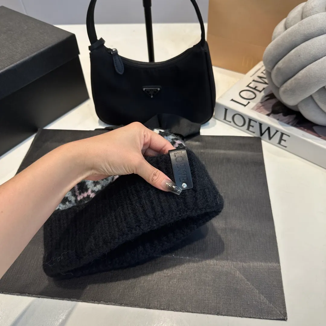 P70 LOEWE 💠Autumn and winter thick knitted beanie, available in multiple colors to suit all styles, love it so much❗️ 💟💟Striped thick knitted hat satisfies my fantasy of knitted hats〰️ High-looking ins thick knitted beanie, versatile and loose, showing off your face!