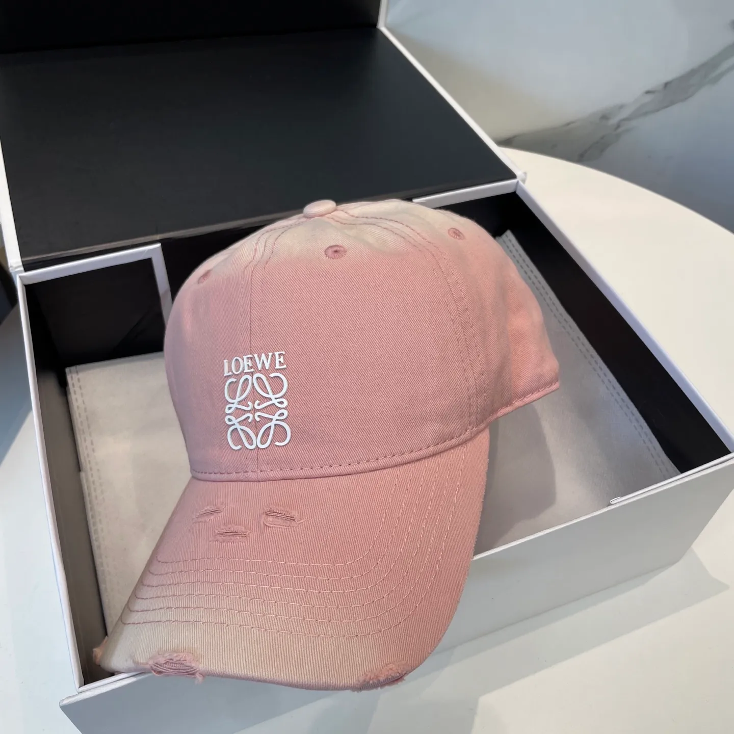 P60 dust bag 👒LOEWE👒LOEWE gradient color new original original design baseball cap🧢Super good texture, standard external line positioning, fine workmanship, simple and elegant, low price and high volume!