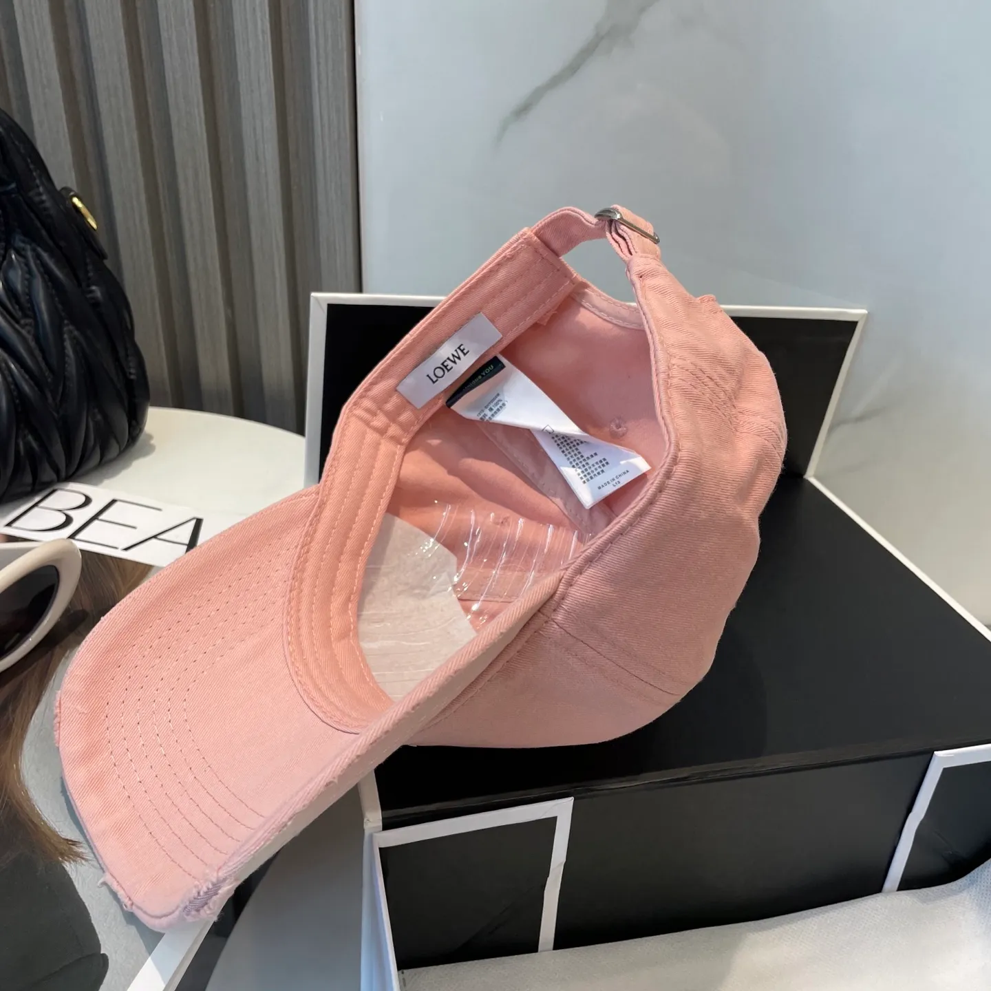 P60 dust bag 👒LOEWE👒LOEWE gradient color new original original design baseball cap🧢Super good texture, standard external line positioning, fine workmanship, simple and elegant, low price and high volume!