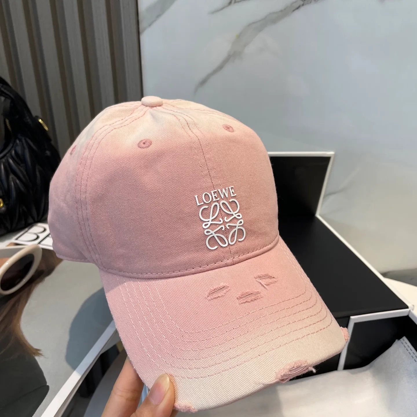 P60 dust bag 👒LOEWE👒LOEWE gradient color new original original design baseball cap🧢Super good texture, standard external line positioning, fine workmanship, simple and elegant, low price and high volume!