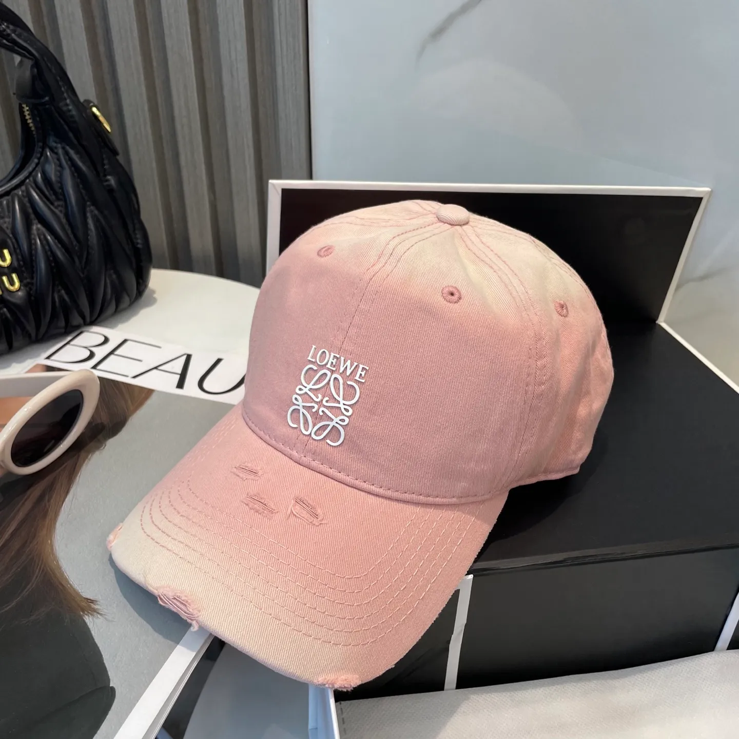 P60 dust bag 👒LOEWE👒LOEWE gradient color new original original design baseball cap🧢Super good texture, standard external line positioning, fine workmanship, simple and elegant, low price and high volume!