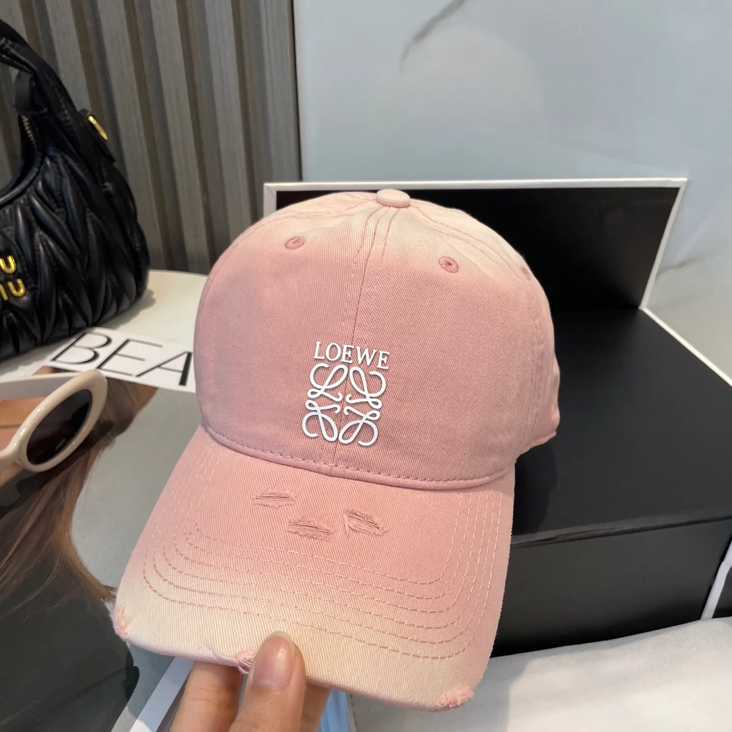 P60 dust bag 👒LOEWE👒LOEWE gradient color new original original design baseball cap🧢Super good texture, standard external line positioning, fine workmanship, simple and elegant, low price and high volume!