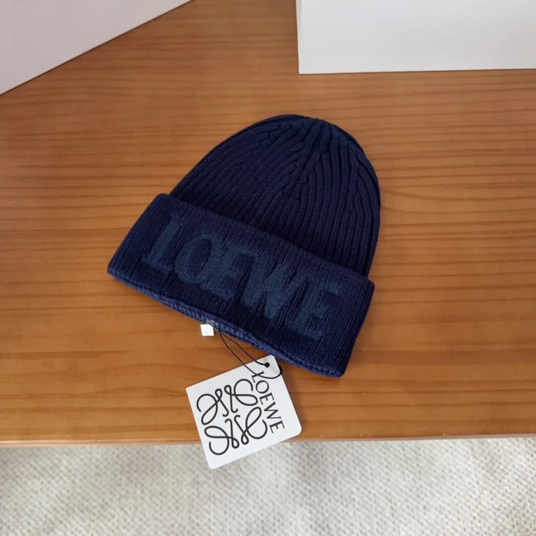 💰60 LOEWE 💠Autumn and winter thick knitted beanie, available in multiple colors to suit all styles, love it❗️ 💟💟Striped thick knitted hat satisfies my fantasy of knitted hats〰️ High-looking ins thick knitted beanie, versatile and loose, showing off your face!