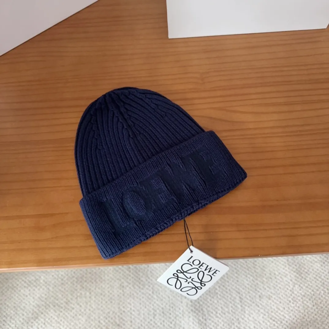 💰60 LOEWE 💠Autumn and winter thick knitted beanie, available in multiple colors to suit all styles, love it❗️ 💟💟Striped thick knitted hat satisfies my fantasy of knitted hats〰️ High-looking ins thick knitted beanie, versatile and loose, showing off your face!