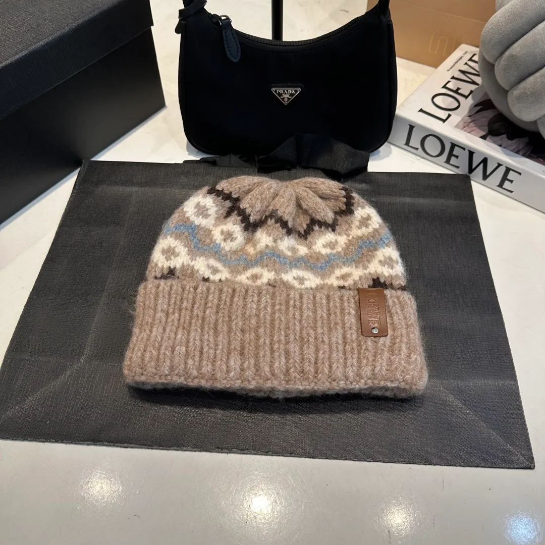 P70 LOEWE 💠Autumn and winter thick knitted beanie, available in multiple colors to suit all styles, love it so much❗️ 💟💟Striped thick knitted hat satisfies my fantasy of knitted hats〰️ High-looking ins thick knitted beanie, versatile and loose, showing off your face!